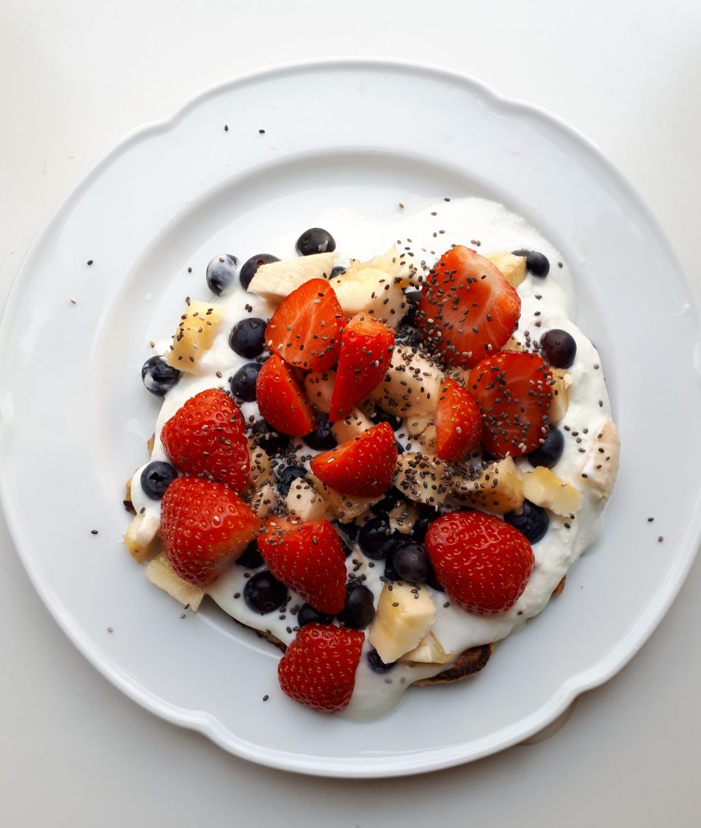 Ontbijtpannenkoekje met aardbeien